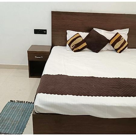 Hotel Aparna Grand Near Ram Janam Bhoomi And Temple - Fully Air Conditioned - Free Wifi Available - Best Budget Hotel In Ayodhya エクステリア 写真