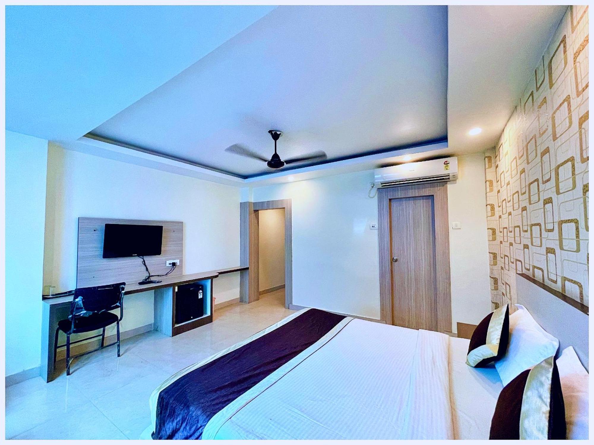 Hotel Aparna Grand Near Ram Janam Bhoomi And Temple - Fully Air Conditioned - Free Wifi Available - Best Budget Hotel In Ayodhya エクステリア 写真
