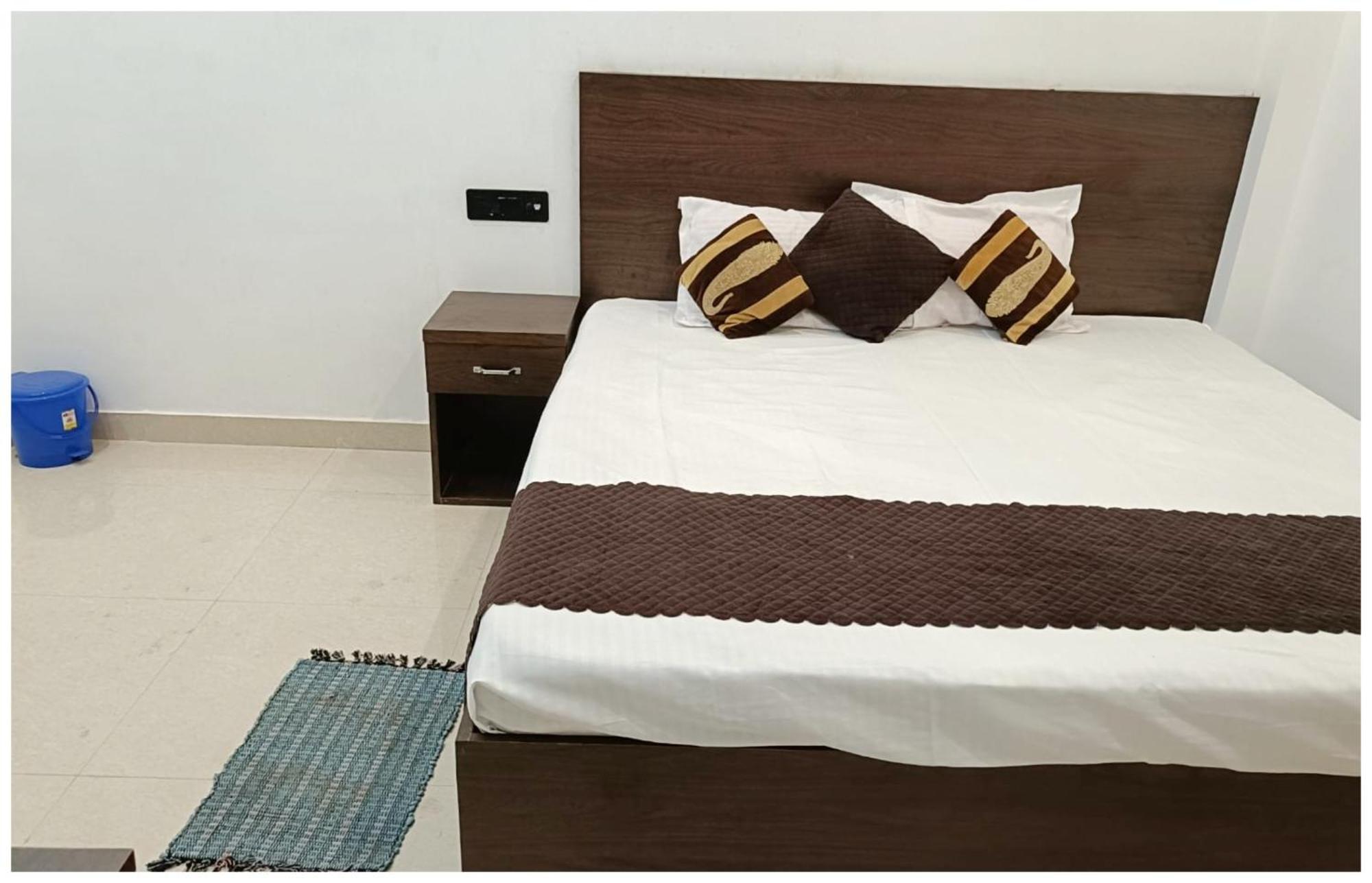 Hotel Aparna Grand Near Ram Janam Bhoomi And Temple - Fully Air Conditioned - Free Wifi Available - Best Budget Hotel In Ayodhya エクステリア 写真