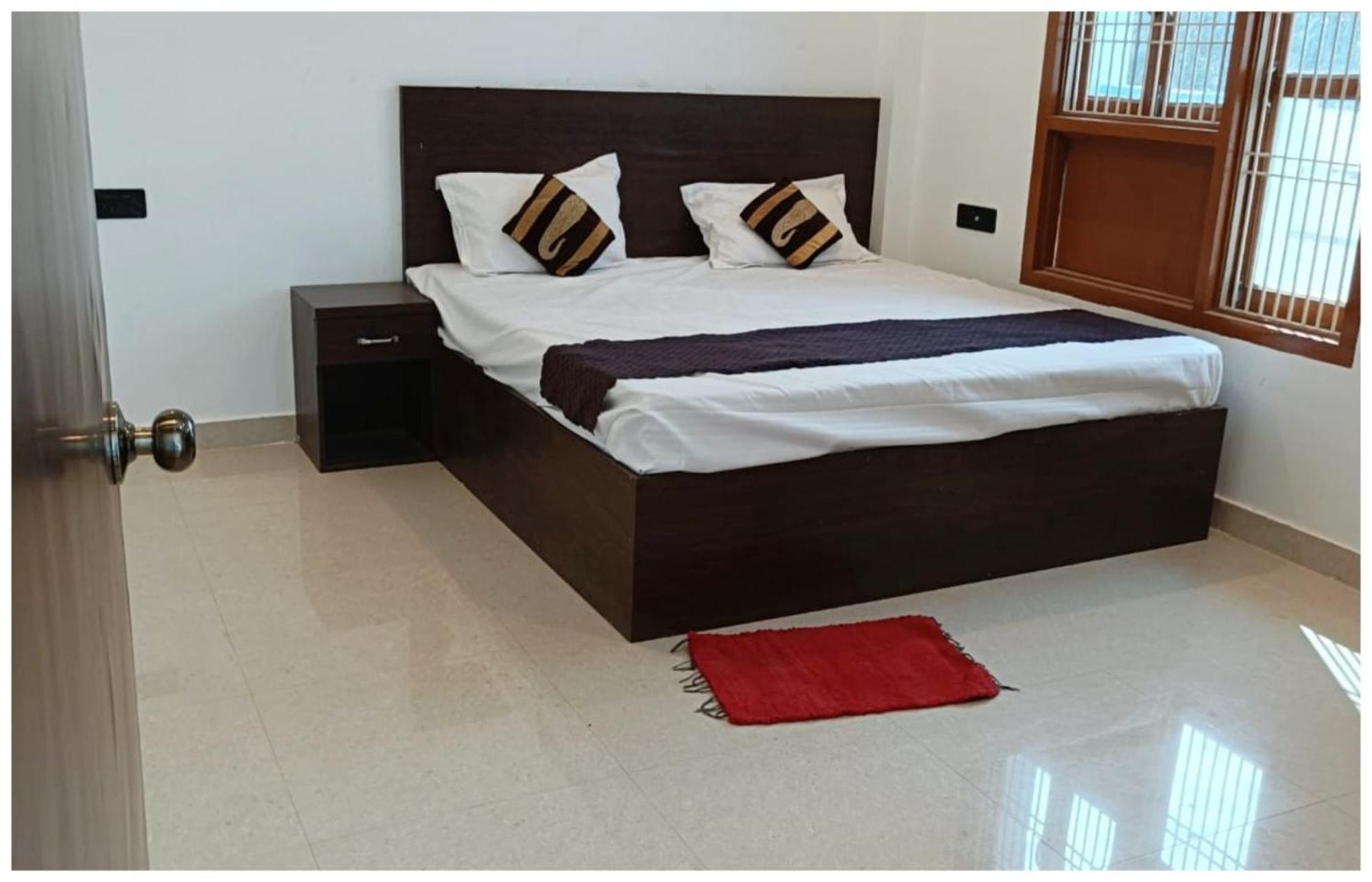 Hotel Aparna Grand Near Ram Janam Bhoomi And Temple - Fully Air Conditioned - Free Wifi Available - Best Budget Hotel In Ayodhya エクステリア 写真