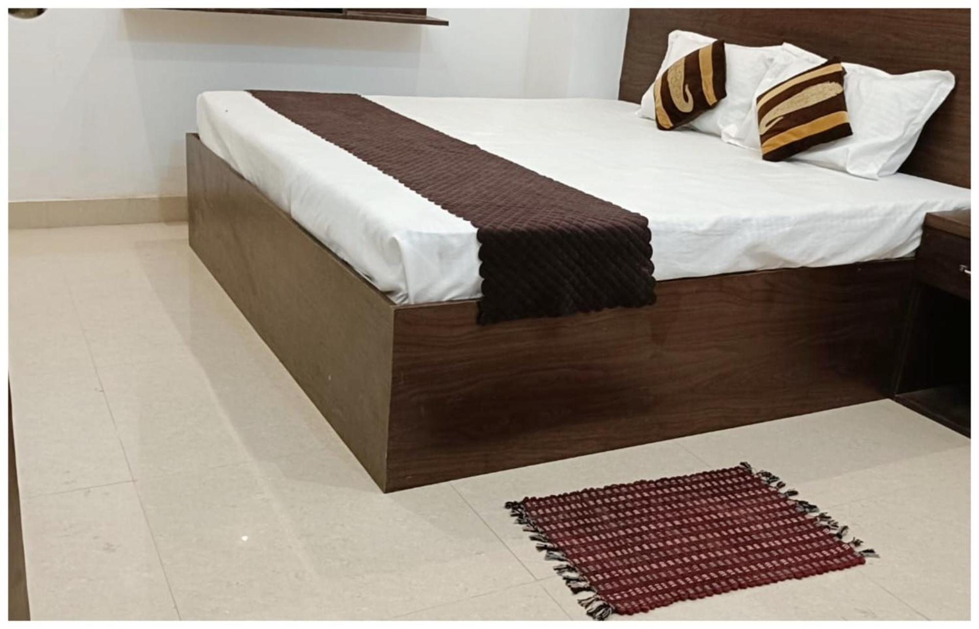Hotel Aparna Grand Near Ram Janam Bhoomi And Temple - Fully Air Conditioned - Free Wifi Available - Best Budget Hotel In Ayodhya エクステリア 写真