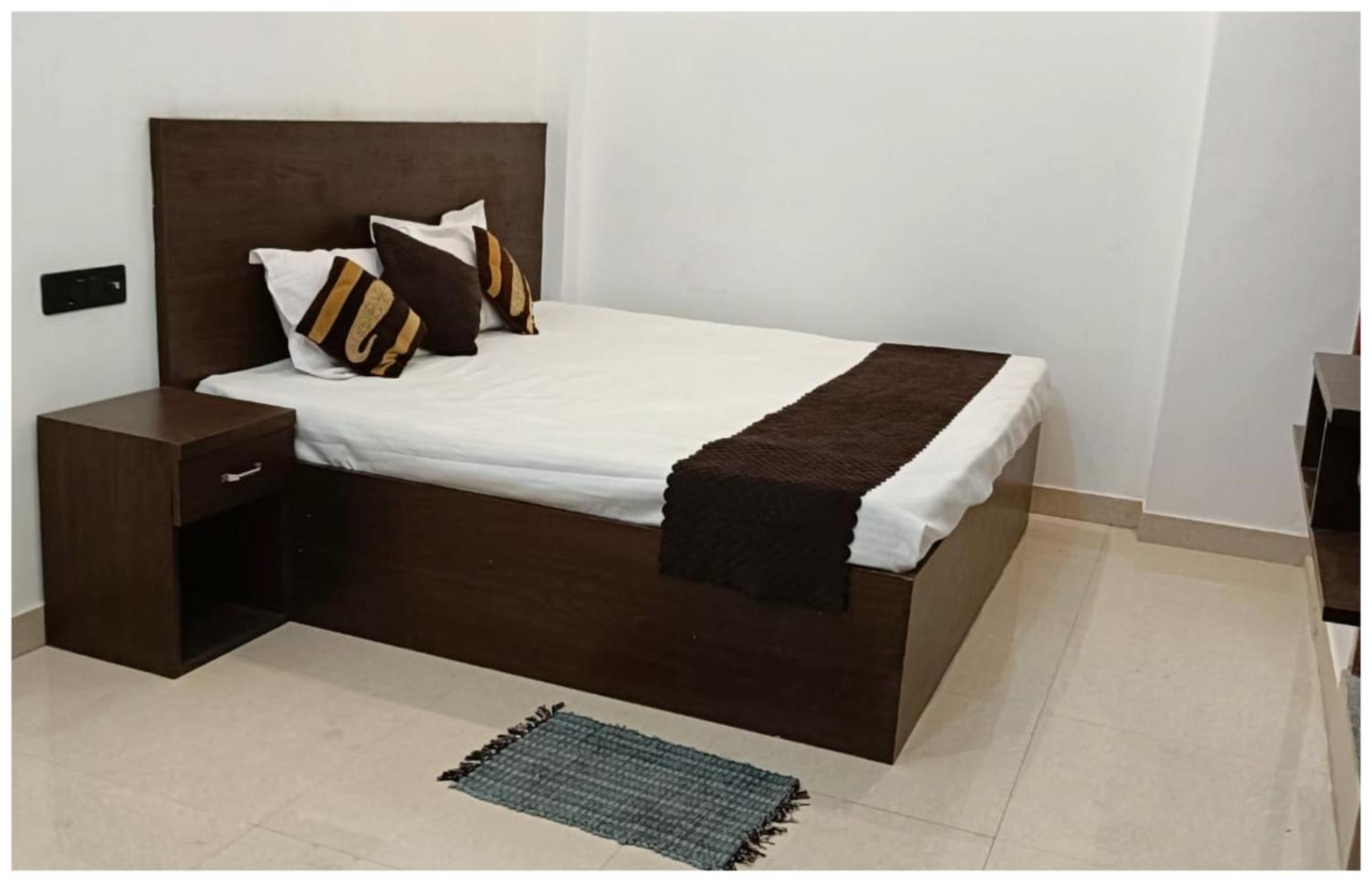 Hotel Aparna Grand Near Ram Janam Bhoomi And Temple - Fully Air Conditioned - Free Wifi Available - Best Budget Hotel In Ayodhya エクステリア 写真