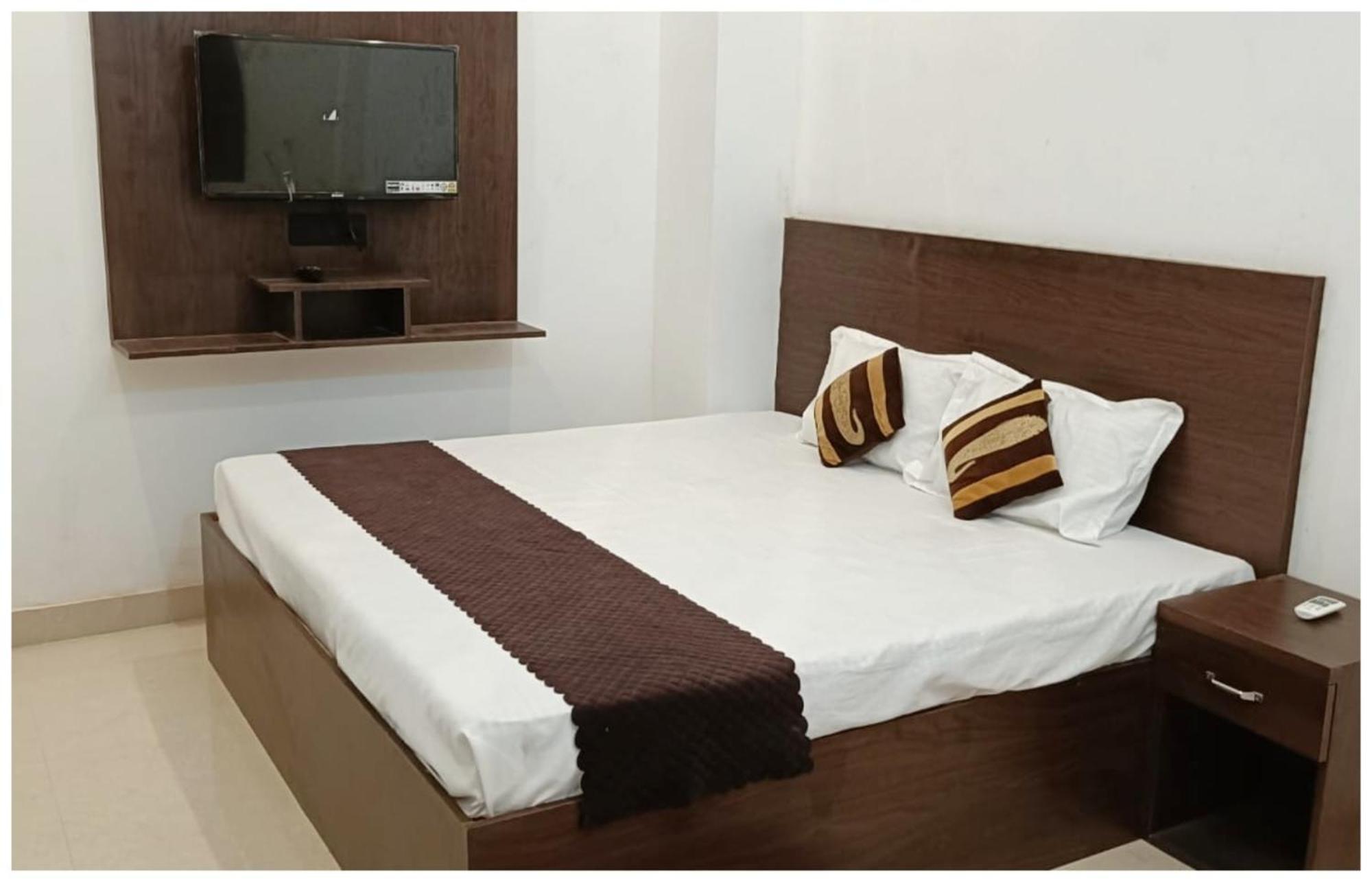 Hotel Aparna Grand Near Ram Janam Bhoomi And Temple - Fully Air Conditioned - Free Wifi Available - Best Budget Hotel In Ayodhya エクステリア 写真